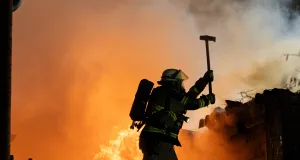 Die Feuerwehr konnte ein Übergreifen der Flammen auf die eigentliche Sporthalle verhindern. Foto: JOTO