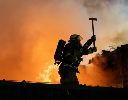 Die Feuerwehr konnte ein Übergreifen der Flammen auf die eigentliche Sporthalle verhindern. Foto: JOTO