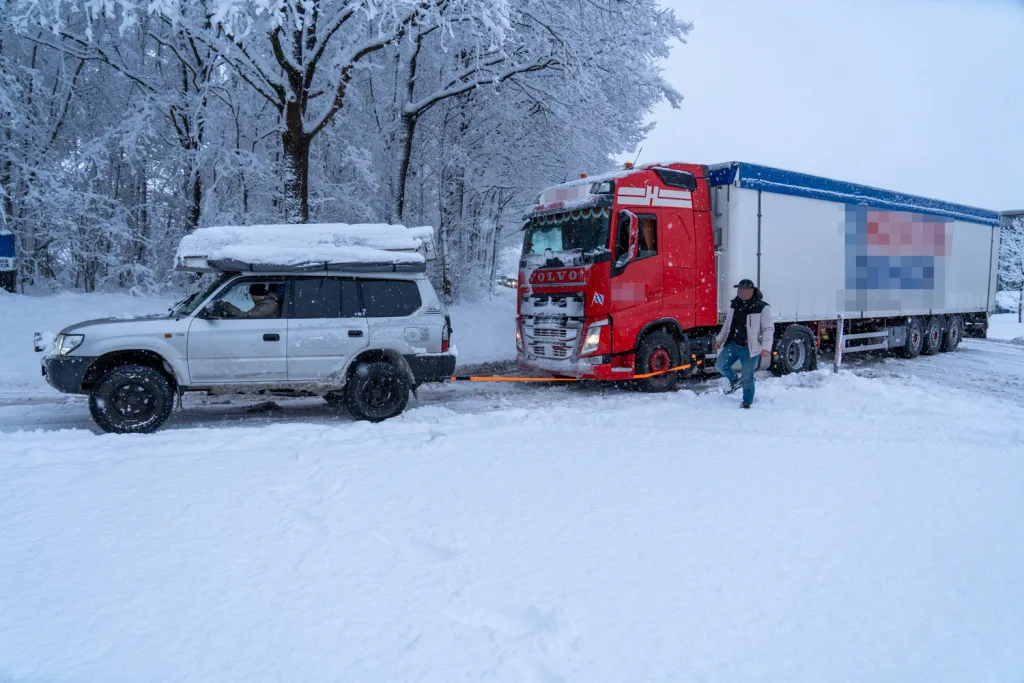 Der LKW kam auf der rutschigen B3 nicht mehr weiter. Foto: JOTO