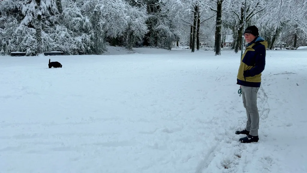 Wolfgang Krause mit Hund Kleo im Rathauspark. Foto: JOTO