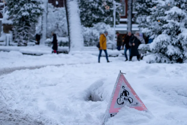 Der Wochenmarkt in Buchholz am Samstagmittag: Menschen rutschten durch den Schnee, während der Winterdienst pausierte. Foto: JOTO