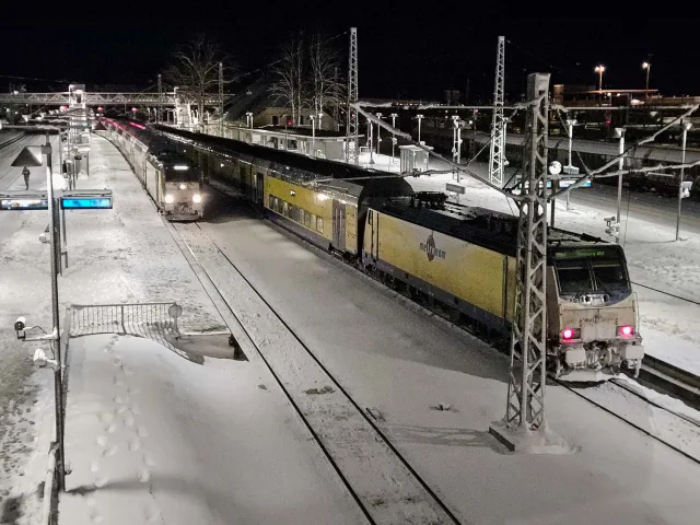 In Buchholz standen in der Nacht zwei Metronom-Züge, die Reisenden mussten stundenlang warten. Foto: JOTO