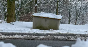 An mehr als 100 Standorten im Stadtgebiet stehen Behälter mit Streugut bereit, die von allen Bürgern genutzt werden können. Foto: JOTO