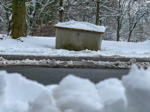 An mehr als 100 Standorten im Stadtgebiet stehen Behälter mit Streugut bereit, die von allen Bürgern genutzt werden können. Foto: JOTO