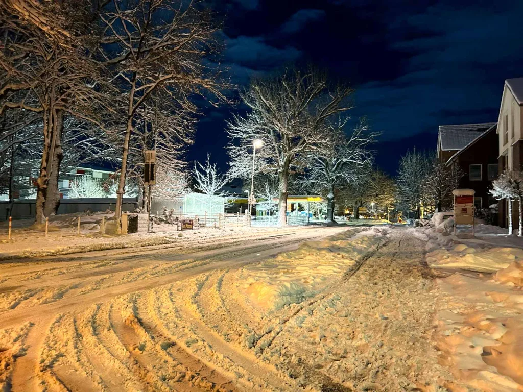 Die Steinbecker Straße am Samstagabend. Foto: JOTO