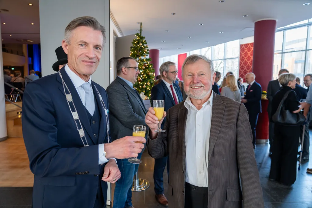 Jan-Hendrik Röhse (CDU) begrüßte die Gäste wie hier Ernst Riebandt. Foto: JOTO