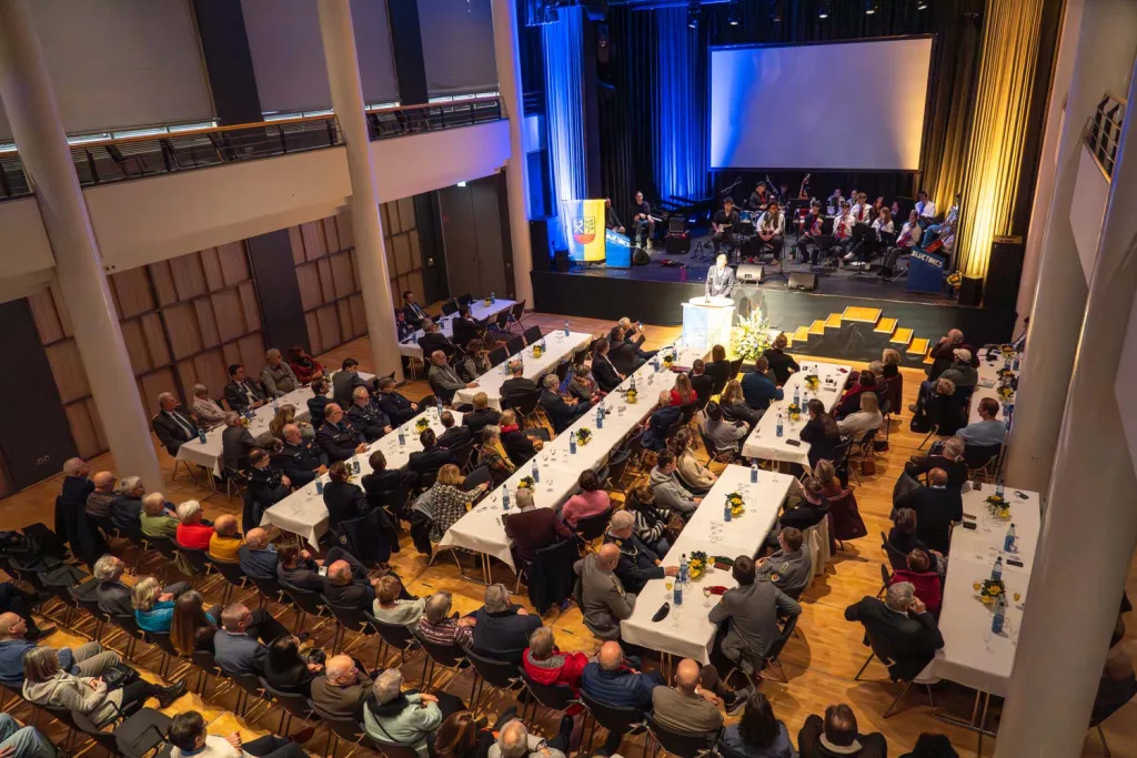 Mehr als 250 Gäste waren in die Empore gekommen. Foto: JOTO