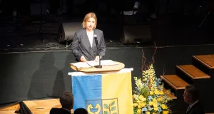 Die ukrainische Generalkonsulin Dr. Iryna Tybinka richtete eindringliche Worte an die Gäste in Buchholz. Foto: JOTO