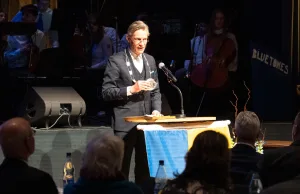 Wie viele Leute heute schon die Amtskette anfassen und sie ihm aus der Hand reißen wollten, scherzte der Bürgermeister. Foto: JOTO