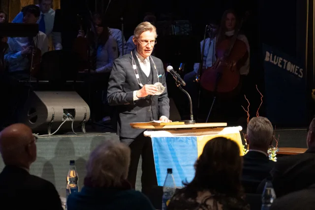 Wie viele Leute heute schon die Amtskette anfassen und sie ihm aus der Hand reißen wollten, scherzte der Bürgermeister. Foto: JOTO