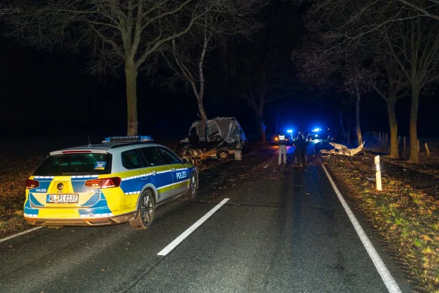 Die Polizei sicherte am Unfallort umfangreiche Spuren und ermittelt zur Unfallursache. Foto: JOTO