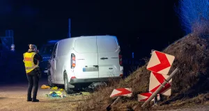 Der Fahrer des Kleintransporters blieb bei dem Unfall im Kreisverkehr an der A1 unverletzt. Foto: JOTO
