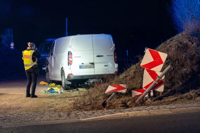 Der Fahrer des Kleintransporters blieb bei dem Unfall im Kreisverkehr an der A1 unverletzt. Foto: JOTO