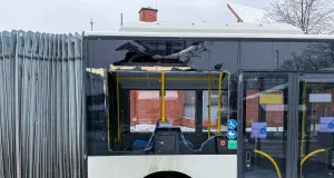 Eine Fensterscheibe zersplitterte beim Zusammenstoß des Busses mit dem Wartehäuschen. Foto: JOTO