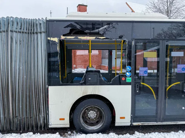 Busunfall ZOB Lindenstraße Eine Fensterscheibe zersplitterte beim Zusammenstoß des Busses mit dem Wartehäuschen. Foto: JOTO