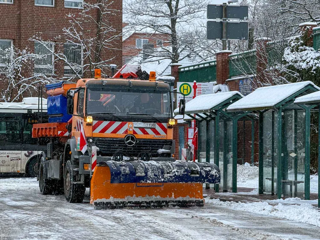 Die Haltestelle wurde immer wieder vom Schnee befreit. Foto: JOTO