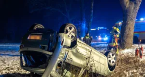 Schneeverwehung: Mutter und Tochter bei Unfall auf B3 verletzt Bei minus zwei Grad und starkem Wind verlor eine Autofahrerin auf der B3 zwischen Rade und Buchholz die Kontrolle über ihr Fahrzeug. Foto: JOTO