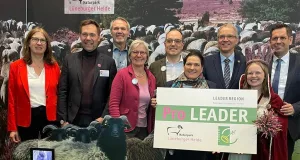 Der Naturpark Lüneburger Heide präsentierte sich erstmals auf der weltgrößten Messe für Ernährung und Landwirtschaft. Von links: Landesbeauftragte Karin Beckmann, Mitglieder des Naturpark-Vorstands, Ministerin Melanie Walter, Landrat Jens Böther, Heidekönigin Emma Kremer, Ministerpräsident Olaf Lies. Foto: Naturpark Lüneburger Heide