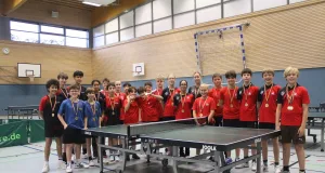 51 junge Tischtennisspieler kämpften beim ersten Jugend-Weihnachtsturnier in der Rosengartenhalle in Klecken um den Sieg. Foto: Ralf Koenecke