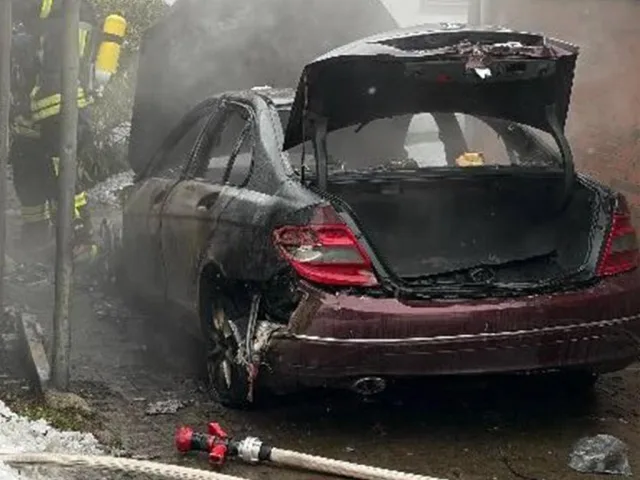 Durch das Feuer wurden neben dem Auto auch Teile angrenzender Gebäude beschädigt. Foto: Polizei