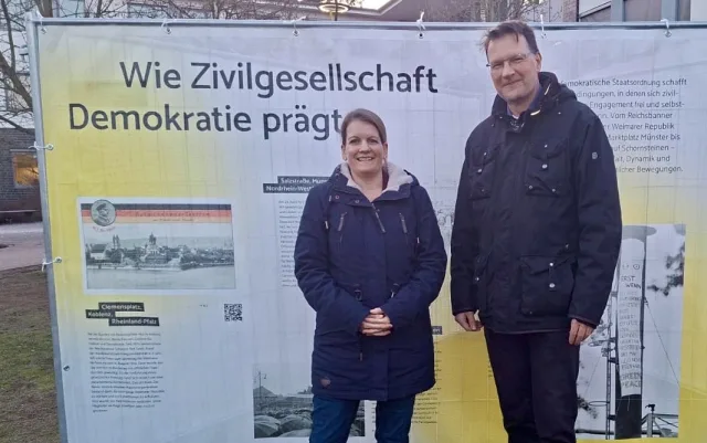 Foto Aktionswoche Erinnerung am GAK Die Lehrkräfte Maren Kunze und Oliver Lilienthal von der Arbeitsgruppe „Demokratie-Bildung am GAK“. Foto: ein