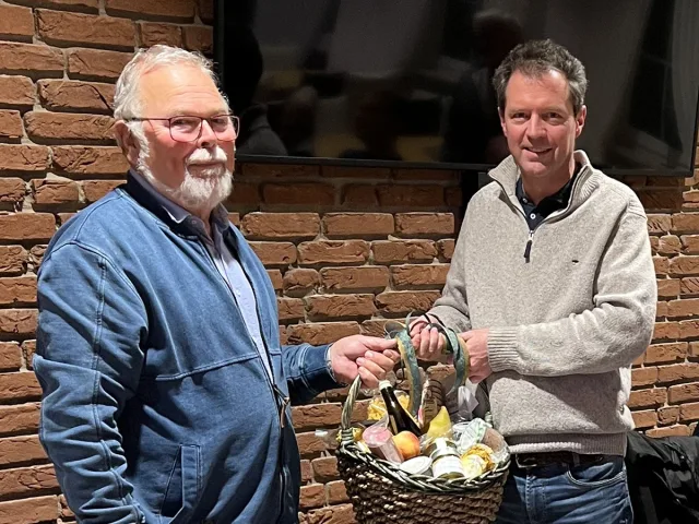 Vorsitzender Reiner Stamm (r.) überreicht Hans Leopold einen Geschenkkorb als Dank für seine Tätigkeit. Foto: Imkerverein Buchholz
