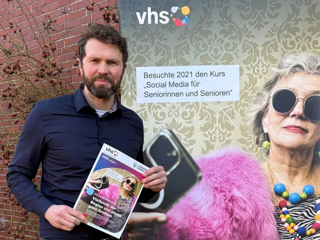 Stefan Baumann mit dem neuen Programmheft. Foto: Kreisvolkshochschule Landkreis Harburg