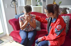 Erste Hilfe für die Seele. Wenn Menschen den Boden unter den Füßen verlieren, sind die Ehrenamtlichen des Johanniter-Kriseninterventionsdienstes da. Foto: Johanniter