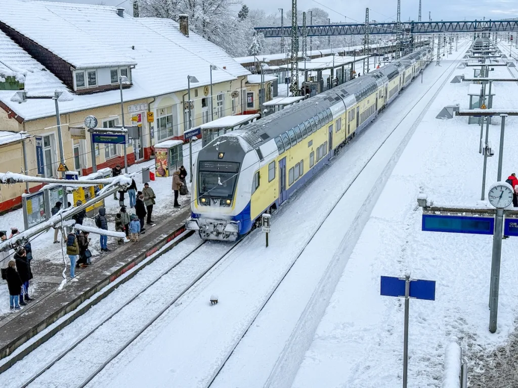 Ein metronom hält am Bahnhof Buchholz.Foto: JOTO