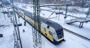 Ein Zug am verschneiten Buchholzer Bahnhof. Foto: JOTO
