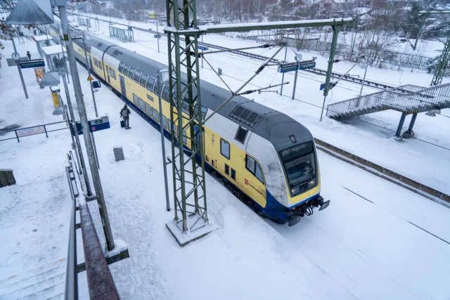 Ein Zug am verschneiten Buchholzer Bahnhof. Foto: JOTO