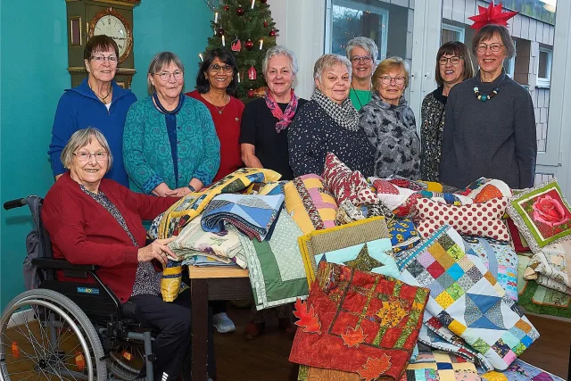 Mit ihren wunderschönen Patchworkdecken machten die Damen der Nähgruppe der „KuBa-Quilter“ aus Holm-Seppensen den Bewohnerinnen und Bewohnern des Seniorenheims in Buchholz eine große Freude. Foto: Seniorenheim Buchholz