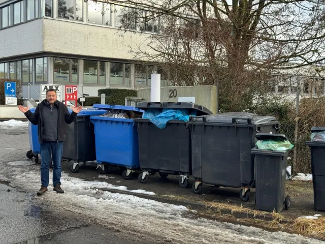 Ralf Petrich aus Meckelfeld steht vor insgesamt mehr als drei Kubikmetern Müll. Foto: Hamann