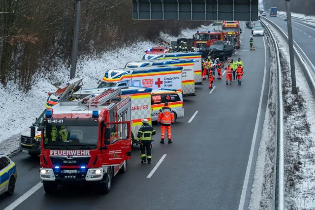 Die A261 wurde für die Rettungsarbeiten vollständig gesperrt. Foto: JOTO Die A261 wurde für die Rettungsarbeiten vollständig gesperrt. Foto: JOTO