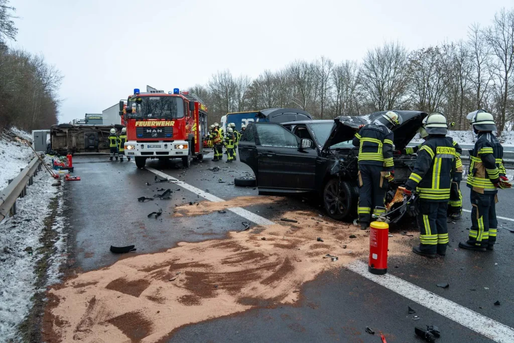 Bei dem Unfall auf der A261 kippte ein Transporter auf die Seite. Foto: JOTO