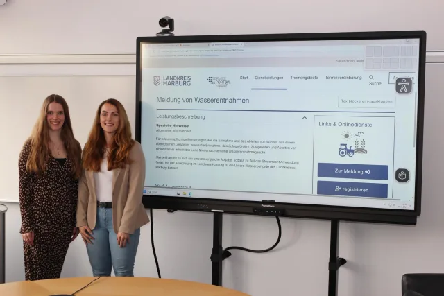 Schneller, einfacher, benutzerfreundlicher: Den neuen Online-Service zur Meldung erlaubnispflichtiger Wasserentnahmen haben (von links) Larissa Carlsen (ITK Harburg AöR) und Madeleine Schröder (Abteilung Umwelt Landkreis Harburg) federführend entwickelt. Foto: Landkreis Harburg