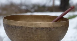 Klangschale im Schnee. Foto: Symbolbild