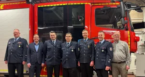 Die neue und alte Wehrführung mit dem ersten Stadtrat Dirk Hirsch: André Emme (v.l.), Dirk Hirsch, Eike Kleeblatt, Andreas Lachmann, Torben Heidorn-Maskos, Christian Matzat und Stephan Jennerich. Foto: ein