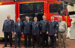 Feuerwehr Trelde verabschiedet langjährigen Ortsbrandmeister mit Standing Ovations Die neue und alte Wehrführung mit dem ersten Stadtrat Dirk Hirsch: André Emme (v.l.), Dirk Hirsch, Eike Kleeblatt, Andreas Lachmann, Torben Heidorn-Maskos, Christian Matzat und Stephan Jennerich. Foto: ein