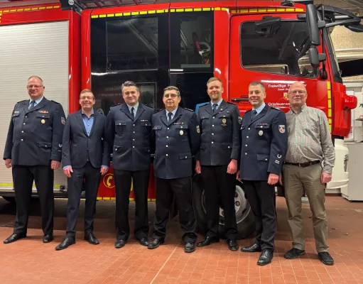Die neue und alte Wehrführung mit dem ersten Stadtrat Dirk Hirsch: André Emme (v.l.), Dirk Hirsch, Eike Kleeblatt, Andreas Lachmann, Torben Heidorn-Maskos, Christian Matzat und Stephan Jennerich. Foto: ein