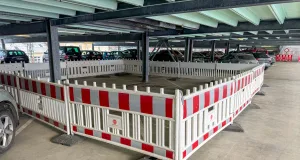 Mehr als eineinhalb Jahren nach einem tödlichen Brand im Parkhaus Süd in Bucholz ist der betroffene Bereich weiter abgesperrt. Foto: JOTO