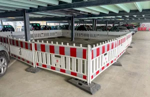 Mehr als eineinhalb Jahren nach einem tödlichen Brand im Parkhaus Süd in Bucholz ist der betroffene Bereich weiter abgesperrt. Foto: JOTO