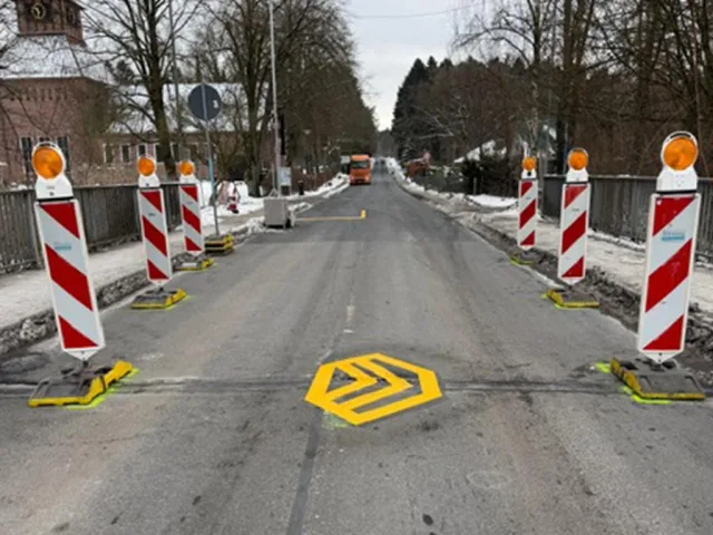 Eine Ampelanlage regelt derzeit den einspurigen Verkehr auf der K72-Brücke in Sprötze. Foto: Landkreis Harburg
