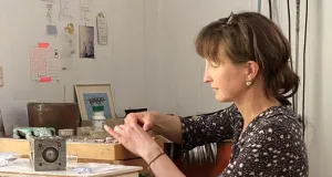 In den Osterferien können Kinder und Jugendliche bei Ilka Bruse in Maschen eigene Schmuckstücke entwerfen und die Grundzüge des Goldschmiedens kennenlernen. Foto: ein