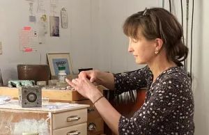In den Osterferien können Kinder und Jugendliche bei Ilka Bruse in Maschen eigene Schmuckstücke entwerfen und die Grundzüge des Goldschmiedens kennenlernen. Foto: ein