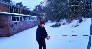 Dr. Christina Steffens von der Abteilung Stadt- und Grünplanung sperrt das betroffene Gebiet ab. Foto: Stadt Buchholz