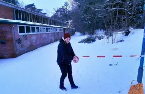 Stadtwald Buchholz wegen Schneebruchs gesperrt Dr. Christina Steffens von der Abteilung Stadt- und Grünplanung sperrt das betroffene Gebiet ab. Foto: Stadt Buchholz