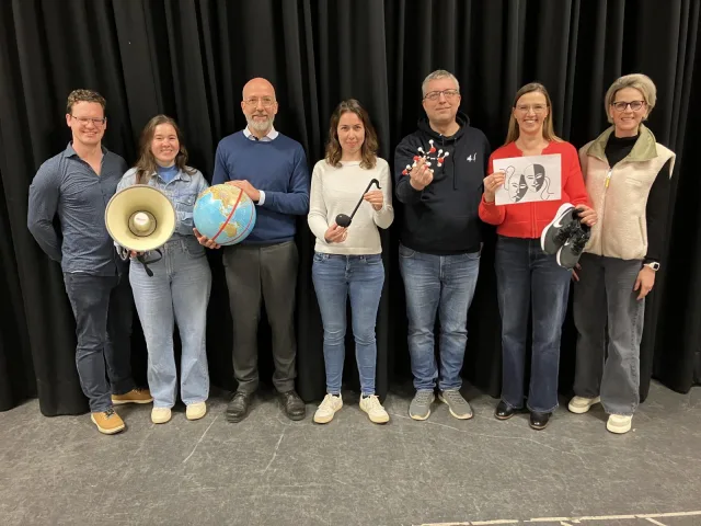 Freuen sich auf den neuen Wahlpflichtunterricht, v.l.: Malte Schröder (Koordination WPU), Laura Lippold (Medienbildung und Persönlichkeitsentwicklung), Alexander Buck (Bildung für nachhaltige Entwicklung in Europa), Edle Steinmacher (Bildungsgang Musik), André Gand (Labor und Naturwissenschaften), Eva Heitkamp (Sport und Darstellendes Spiel) sowie GAK-Schulleiterin Linda Steuber. Foto: GAK