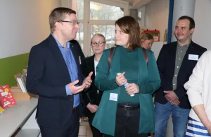 Julia Willie Hamburg im Gespräch mit Buchholz‘ Erstem Stadtrat Dirk Hirsch. Foto: Stadt Buchholz