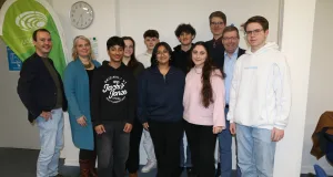 Die Mitglieder des neuen Jugendrates wurden von Henning Bruhn (li.), Simone Düring (2. v. li.) und Erstem Stadtrat Dirk Hirsch (2. v. re.) begrüßt. Foto: Stadt Buchholz